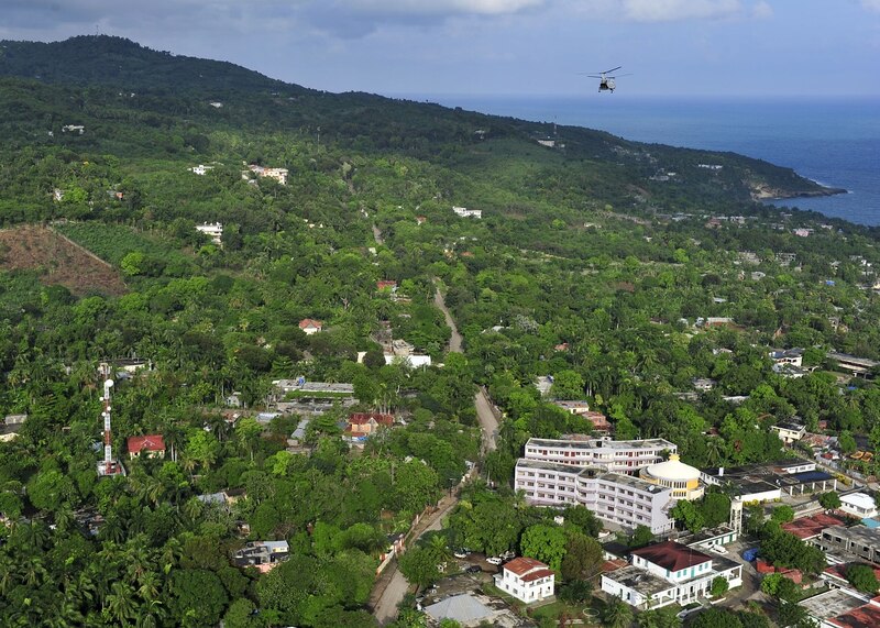 Vista aérea de un pueblo costero en República Dominicana