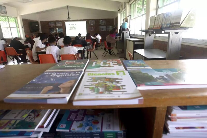 Estudiantes en un aula de clase