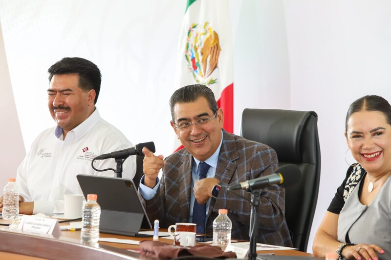 El gobernador de Puebla, Miguel Barbosa Huerta, encabeza la mesa de trabajo para la construcción de la paz en el estado.