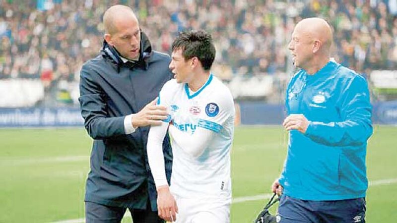 El jugador del Everton, James Rodríguez, es consolado por el entrenador Carlo Ancelotti tras la derrota del equipo ante el Manchester United.