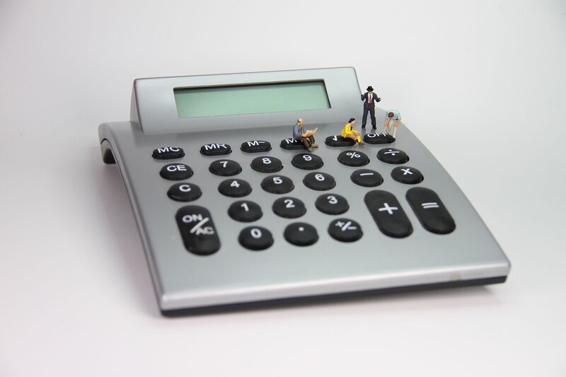 Calculadora con personas en miniatura