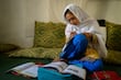 Niña afgana absorta en sus estudios, foto del Año Unicef