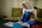 Niña afgana absorta en sus estudios, foto del Año Unicef