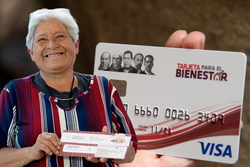 Una mujer adulta mayor con su tarjeta del Banco Bienestar