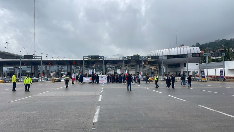 Posible título: Protesta en una caseta de peaje