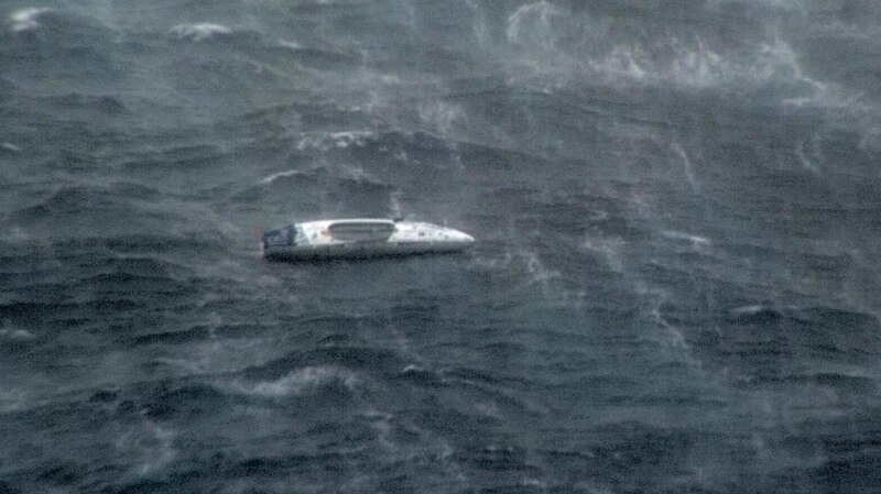 Después de 5 días a la deriva en el Pacífico, un navegante lituano fue rescatado por la Marina Real de Australia. El hombre, que enfrentó un ciclón tropical, logró sobrevivir a condiciones extremas.
