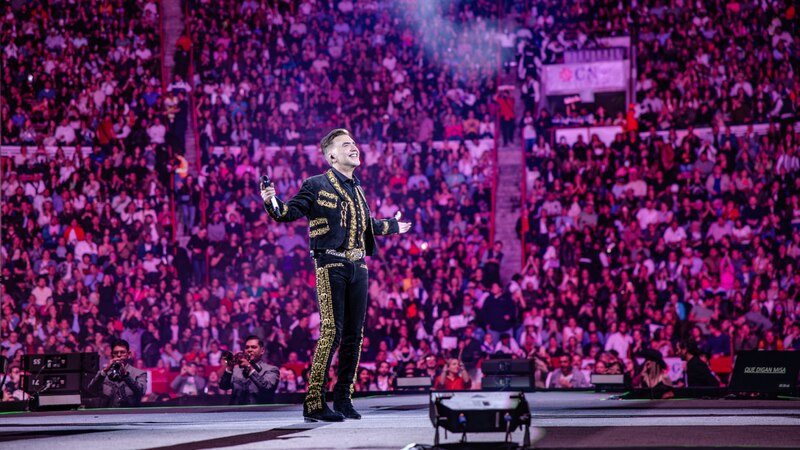 Christian Nodal cantando en concierto