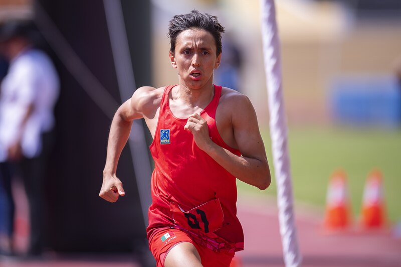 Joven atleta mexicano corriendo en una pista