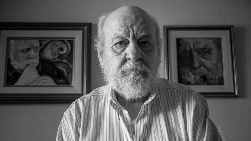 Retrato de un hombre mayor con barba y pelo blanco