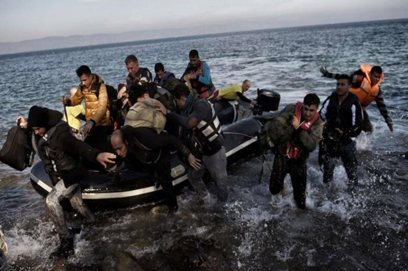 Inmigrantes arriesgan sus vidas en el mar