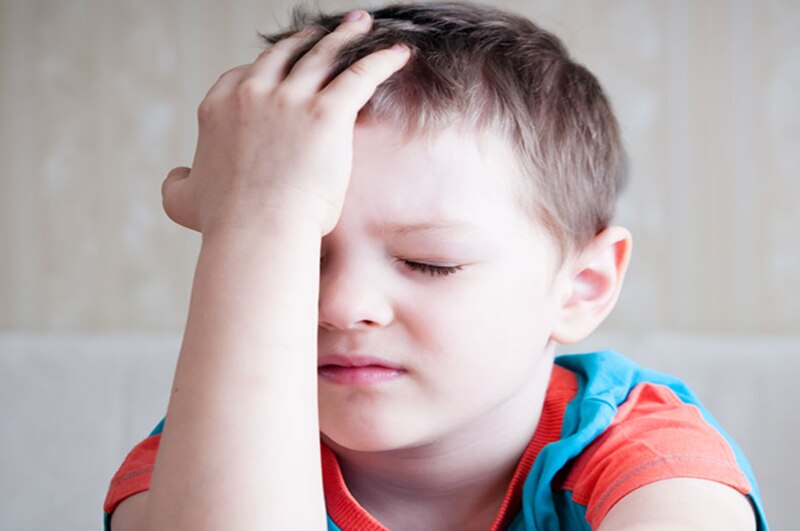 Niño con dolor de cabeza