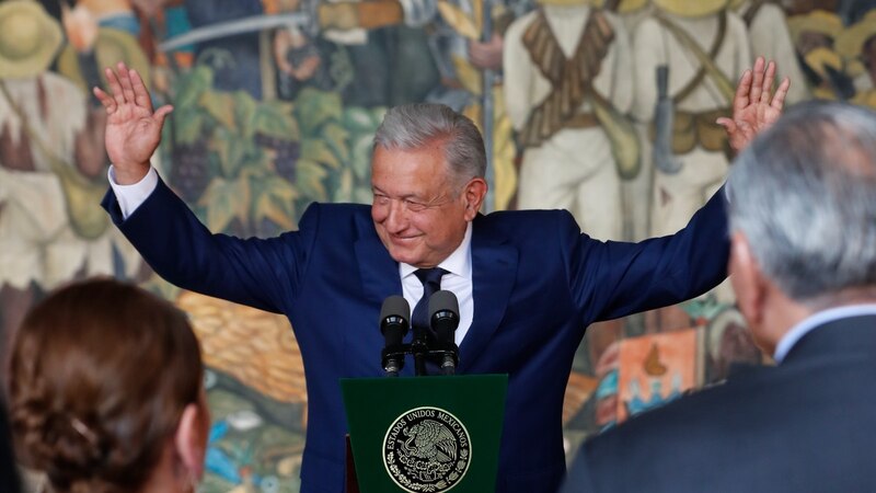 El presidente mexicano Andrés Manuel López Obrador saluda a la multitud durante un discurso.