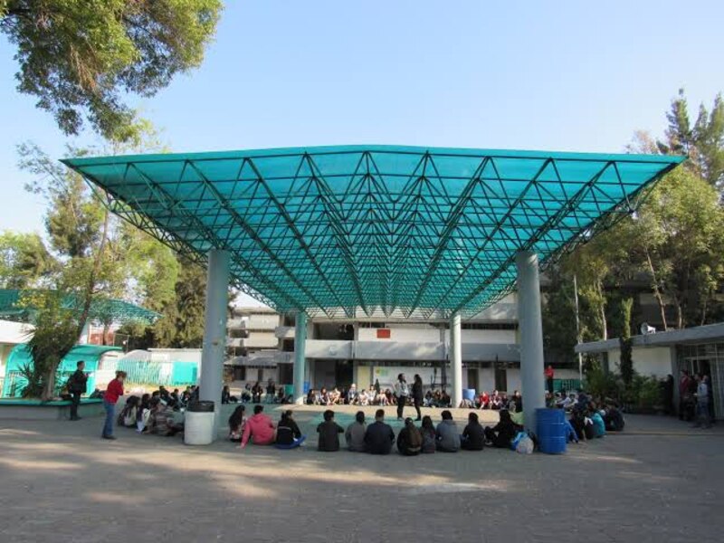 Estudiantes en el patio de una escuela