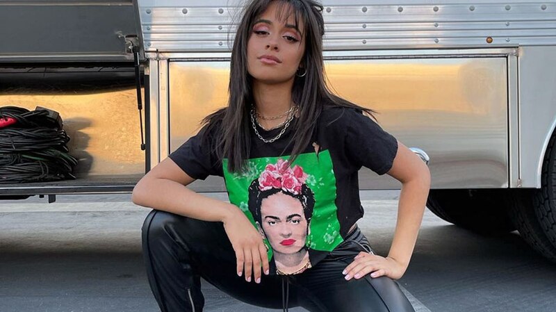 La cantante Camila Cabello con una camiseta estampada con el rostro de Frida Kahlo.