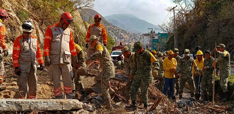 Rescatistas trabajando en un derrumbe