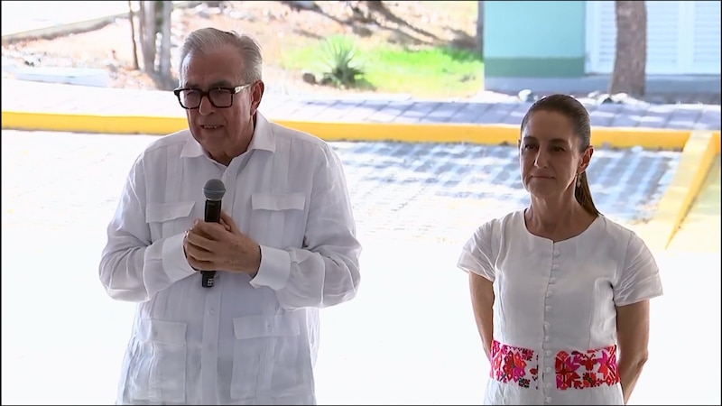 Claudia Sheinbaum y Rubén Rocha Moya saludan al público en evento de salud en Mazatlán