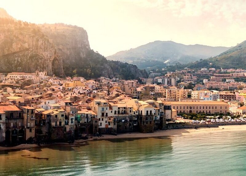 Italia, pueblo costero con playa y montaña