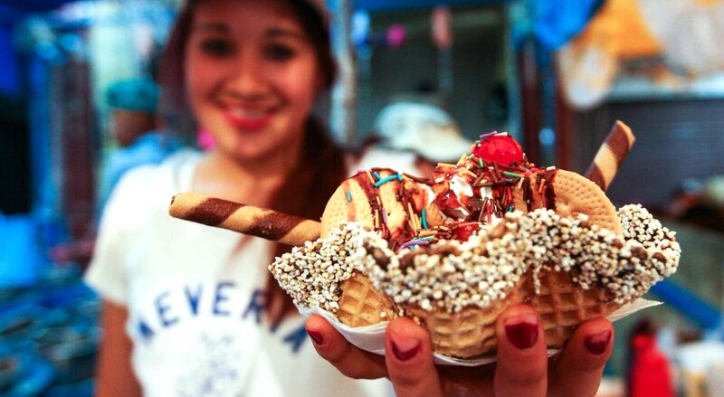 Helado en una canasta de galleta