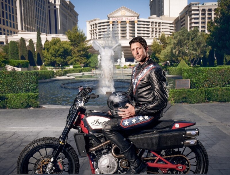 El motociclista acrobático Robbie Knievel realiza un salto en Las Vegas