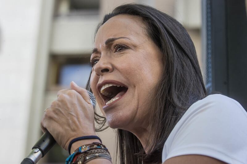 Discurso de una mujer en un mitin político