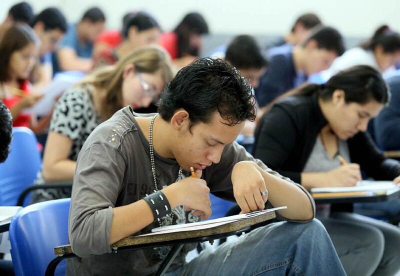 Estudiantes universitarios tomando un examen