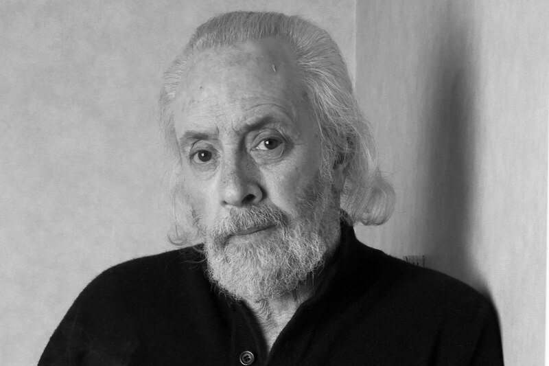 Retrato de un hombre mayor con barba y pelo largo