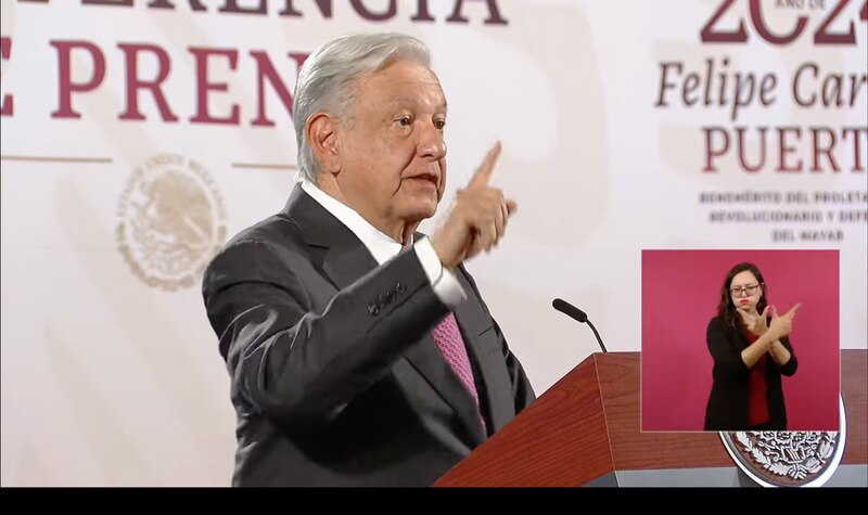 El presidente López Obrador da un discurso en la conferencia de prensa matutina.