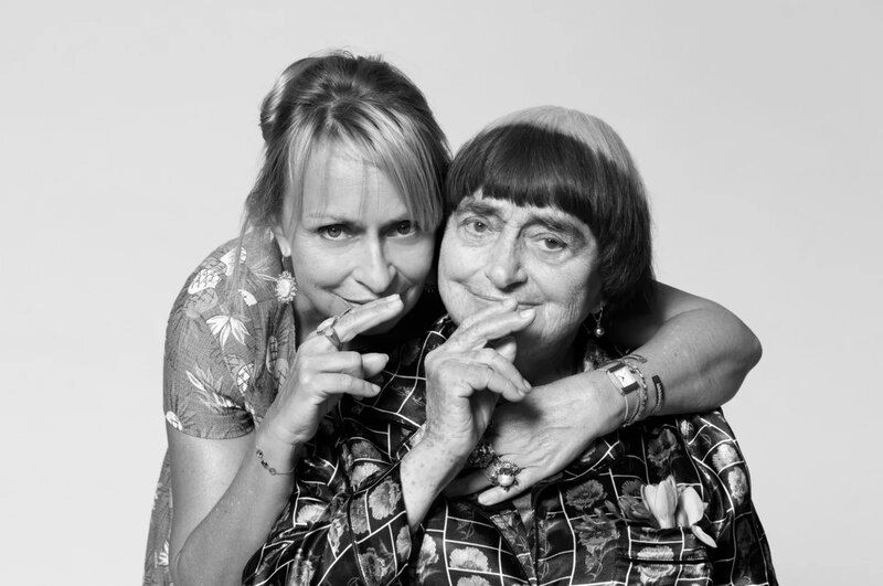 Retrato en blanco y negro de dos mujeres, una joven y una anciana