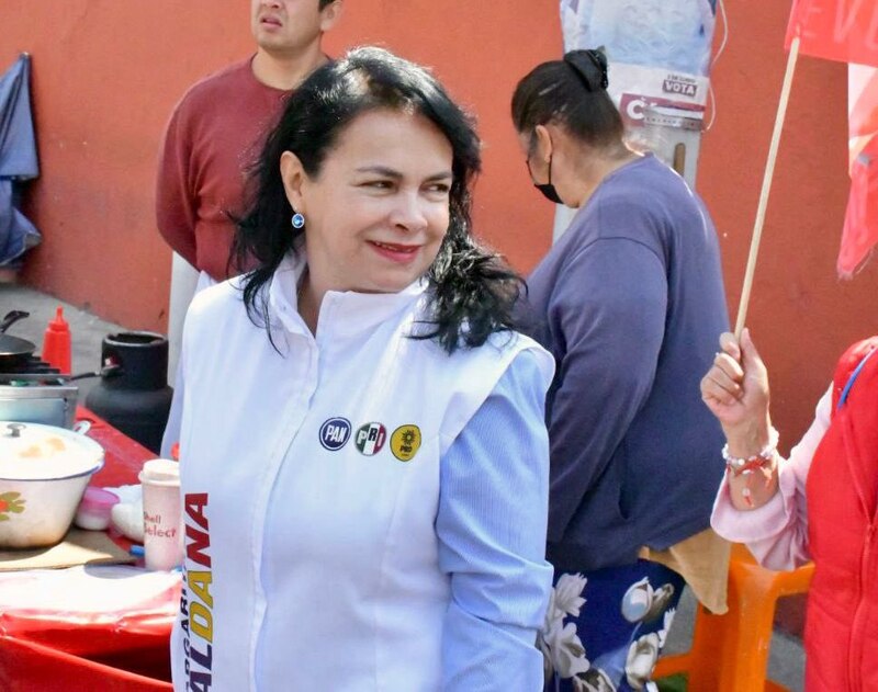 La alcaldesa de Iztapalapa, Clara Brugada, supervisa los trabajos de rehabilitación del Centro Histórico de la demarcación.