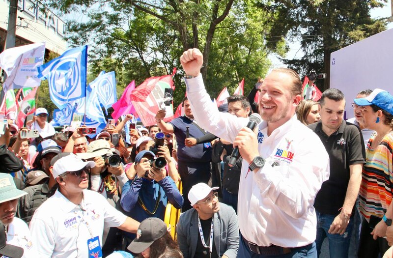 El candidato a la presidencia de México, Ricardo Anaya, saluda a sus seguidores durante un mitin en la Ciudad de México.