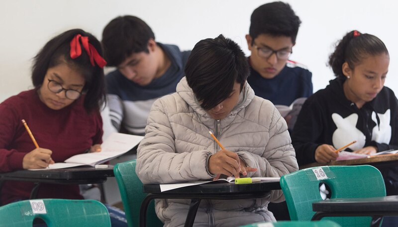Estudiantes de secundaria en clase