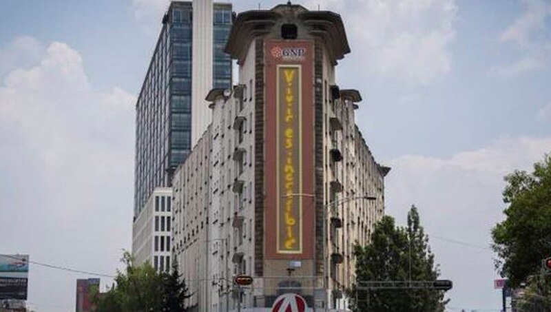 Edificio con un gran mural en la fachada