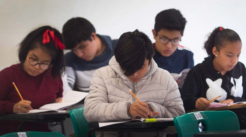 Estudiantes de secundaria tomando un examen