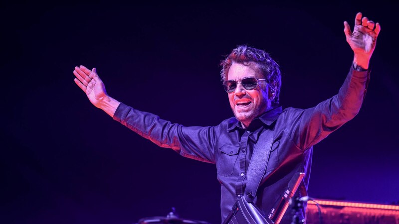 El cantante de rock alternativo Beck actúa en concierto.
