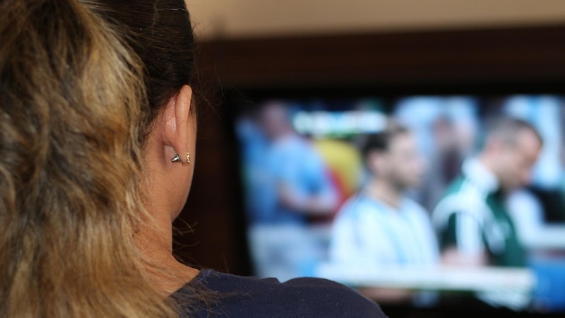 Mujer viendo la televisión