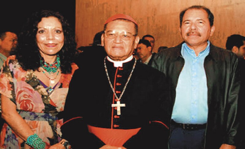 El cardenal Juan Sandoval Íñiguez, junto a otras dos personas
