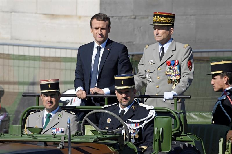 El presidente francés Emmanuel Macron asiste al desfile militar del 14 de julio en París