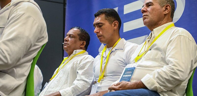 Políticos escuchando un discurso