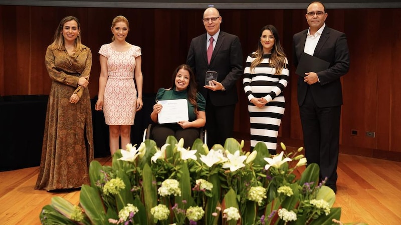 Entrega de premios a los ganadores del concurso de fotografía.