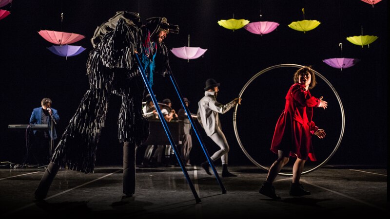 La compañía de circo "The 7 Fingers" presenta su espectáculo "Traces" en el Teatro Real de Madrid.