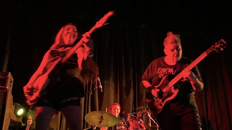 Banda de rock tocando en vivo