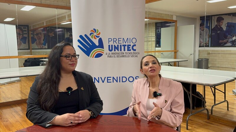 Que más universitarios emprendan ideas
Durante su intervención, la Maestra Gabriela Martínez Morales habló a los “jóvenes emprendedores, ganadores de esta edición, son la mejor prueba de que la creatividad, el conocimiento y la innovación hacen la diferencia en beneficio de la sociedad”.
Añadió que, con su ejemplo, “esperamos que otros universitarios se motiven a emprender ideas y proyectos que los lleven a superarse y contribuir al desarrollo y mejoramiento de nuestra sociedad”.
El Premio UNITEC no solo es un reconocimiento a los logros individuales, sino también un testimonio de la importancia de apoyar y fomentar el espíritu emprendedor y la innovación en nuestra sociedad, afirmó la rectora.
¿En qué consiste el Premio UNITEC?
El Premio UNITEC a la Innovación Tecnológica para el Desarrollo Social 2024 entrega a los ganadores un apoyo económico de 30 mil pesos en la categoría de Prototipo, y de 100 mil pesos en la categoría Proyecto, para fortalecer y escalar sus iniciativas en beneficio de sus comunidades objetivo.
La Directora Nacional de la Red de Incubadoras de Empresas, Gabriela Bengoechea, dijo a Crónica que el recurso facilita la inversión en herramientas, materiales y recursos adicionales que cada iniciativa requiere para avanzar hacia una implementación más amplia.