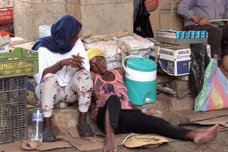 Dos mujeres descansan en un mercado en África.