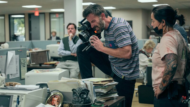 Ben Affleck dirigiendo una escena de la película "Argo"