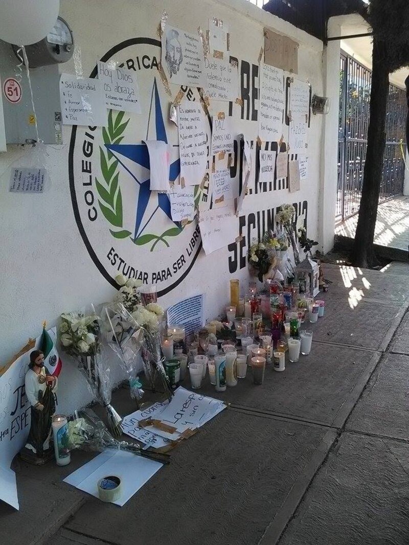 Veladoras y flores en memoria de los estudiantes asesinados en el Colegio Americano del Noreste