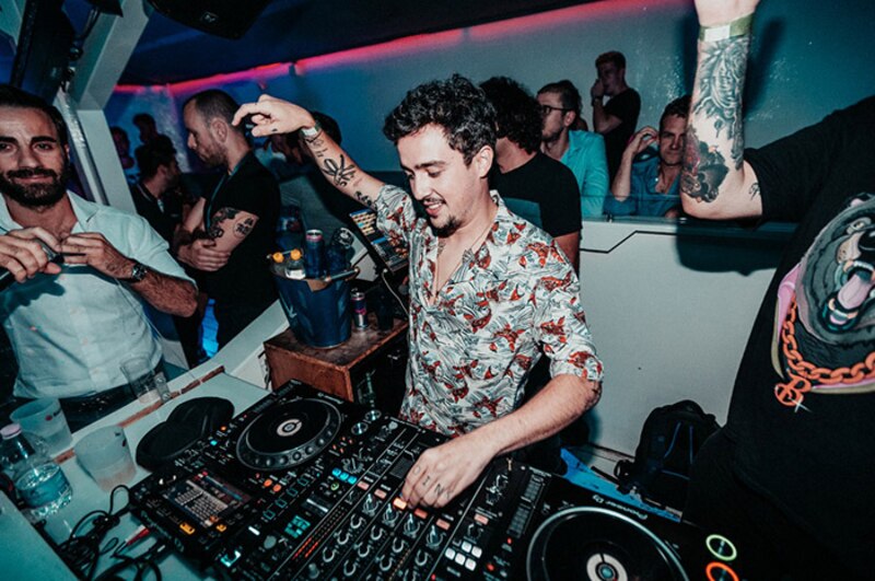 DJ pinchando en una discoteca