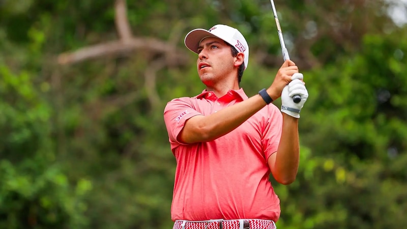 Golfista masculino joven en acción