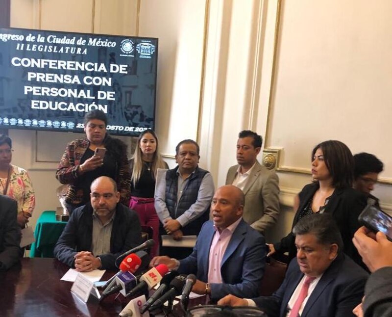 Conferencia de prensa con personal de educación