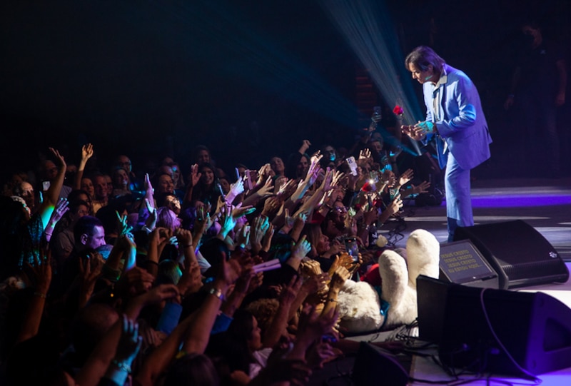 Artista saluda a sus fans en un concierto