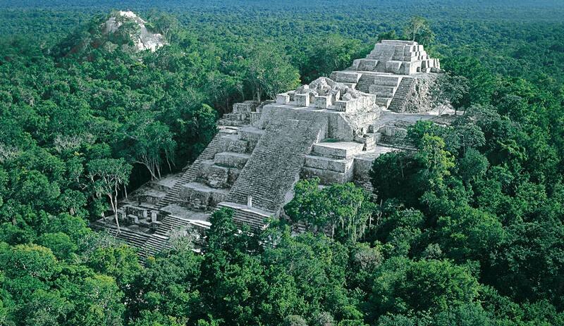Pirámide maya rodeada de selva